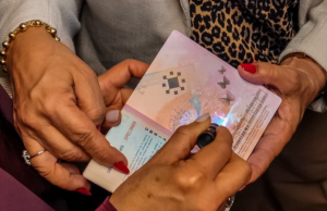 Así es el nuevo pasaporte de Colombia presentado por Gustavo Petro