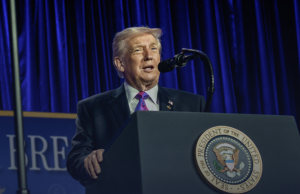 Donald Trump aumenta al 15% los aranceles globales