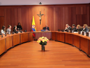 Admiten demanda contra resolución que elimina requisito de idioma para embajadores