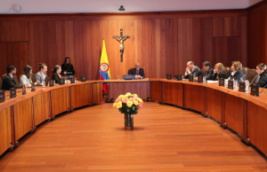 Admiten demanda contra resolución que elimina requisito de idioma para embajadores