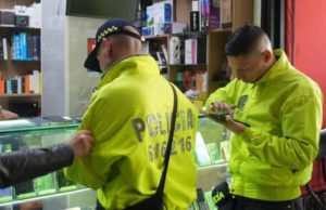 Incautan 70 celulares y cierran cinco establecimientos en Suba