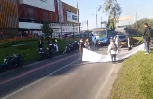 Movilidad Bogotá hoy 27 de febrero: manifestantes se suben al andén