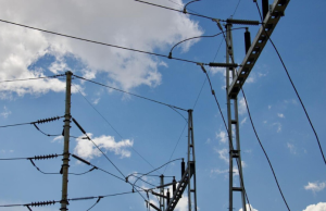Corte suspende decreto que imponía impuestos a generadoras eléctricas