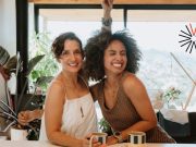 En un podcast, disfrutar de las conversaciones de dos amigas