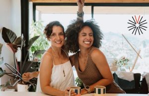 En un podcast, disfrutar de las conversaciones de dos amigas