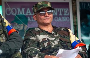Voluntariamente se entrega ‘Olmer’ de la seguridad de ‘Iván Mordisco’
