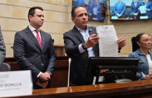 Senado reintegra a Alexander López tras fallo de la Corte