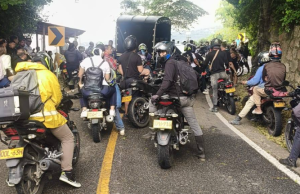 Cerrada vía El Colegio – La Mesa, Cundinamarca, por protestas