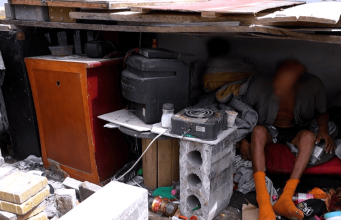 Desmontan 11 cambuches en Puente Aranda: uno llevaba 17 años ahí