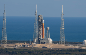 NASA realiza ensayos finales a cohete para misión lunar Artemis 2