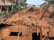 Por estar en zona de riesgo demuelen 12 viviendas en Villatina, Medellín