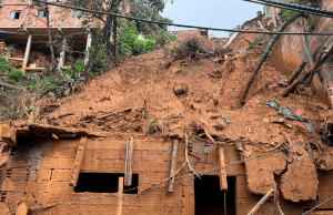 Por estar en zona de riesgo demuelen 12 viviendas en Villatina, Medellín