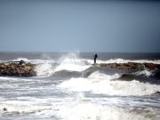 Alertan por fuertes vientos y olas de hasta cuatro metros en el Caribe colombiano entre el 4 y el 8 de marzo