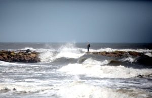 Alertan por fuertes vientos y olas de hasta cuatro metros en el Caribe colombiano entre el 4 y el 8 de marzo