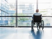 Crean aparato que les devuelve la comunicación a pacientes con ELA o cuadripléjicos: lee impulsos mentales
