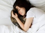 Dormir con mascotas: entre el bienestar emocional y los posibles efectos la calidad del sueño