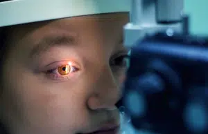 Así son las inyecciones que se ponen en los ojos y evitan la pérdida de visión: en el primer año se requieren de 7 a 8