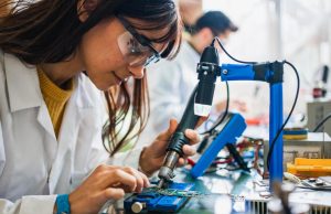 Participación de mujeres en carreras Stem está cayendo en lugar de crecer: brecha de género en ciencia y tecnología se hace más grande