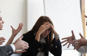 Tratar a diario con personas molestas y complejas lo hace envejecer más rápido: esto dice estudio