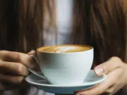 Tomar café apenas abre los ojos podría estar arruinando su energía del día: experto
