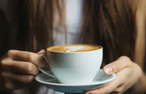 Tomar café apenas abre los ojos podría estar arruinando su energía del día: experto