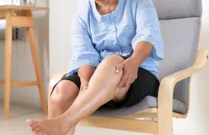 ¿Siente hinchazón o pesadez en las piernas durante el día? Esto podría ser una señal de problemas vasculares