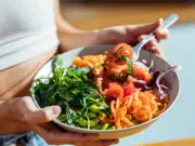 Estudio revela que dejar de comer tres horas antes de dormir mejora la salud cardiovascular y ayuda a controlar el azúcar en sangre