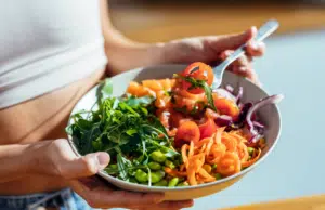Estudio revela que dejar de comer tres horas antes de dormir mejora la salud cardiovascular y ayuda a controlar el azúcar en sangre