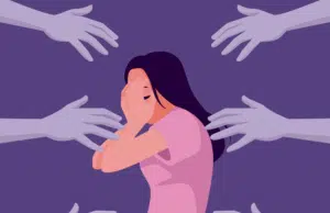 El 65 % de las mujeres en Colombia no se siente segura caminando sola de noche, revela informe