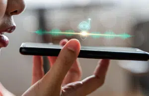 ¿Por qué su celular lo escucha cuando dice ‘Ok, Google’ o llama a ‘Siri’? Así es el complejo sistema