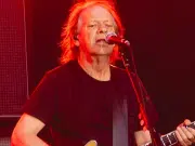 El guitarrista de AC/DC, Stevie Young, fue hospitalizado en Buenos Aires luego de sus presentaciones en Chile