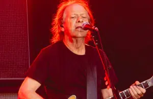 El guitarrista de AC/DC, Stevie Young, fue hospitalizado en Buenos Aires luego de sus presentaciones en Chile
