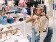 La moda infantil redefine el estilo familiar con looks combinados que hoy marcan tendencia entre padres e hijos