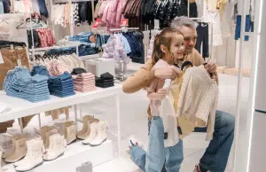 La moda infantil redefine el estilo familiar con looks combinados que hoy marcan tendencia entre padres e hijos