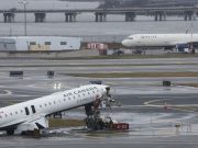 Aeropuerto de Nueva York reabre tras choque mortal entre avión y camión