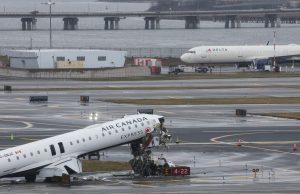 Aeropuerto de Nueva York reabre tras choque mortal entre avión y camión