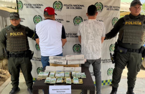 Detienen escolta del secretario de la Cámara con dinero y publicidad política