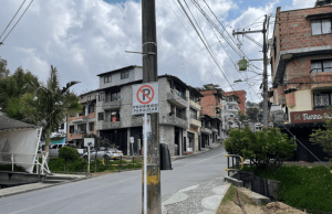 Guarne interviene señalización para mejorar la seguridad vial