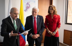 Miguel Uribe inscribe su candidatura y presenta fórmula vicepresidencial