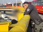 Policía evitó que menor de 17 años se lanzara de un puente en Bogotá