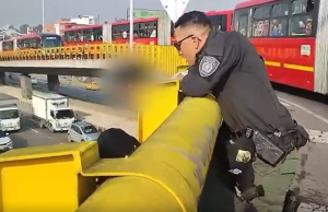 Policía evitó que menor de 17 años se lanzara de un puente en Bogotá