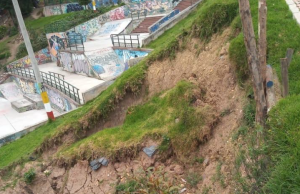 Deslizamiento de tierra afecta parque en barrio Los Alpes, Bogotá