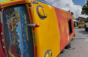 Seis personas heridas dejó volcamiento de bus en Las Ferias, Ibagué