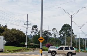 Conductor atravesado en vía principal