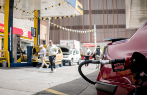 Precio de gasolina en Colombia podría subir por guerra en Medio Oriente