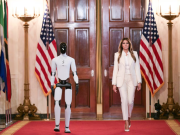Un robot acompañó a Melania Trump en la Casa Blanca