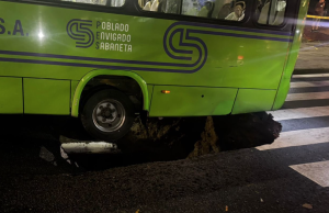Cierran avenida El Poblado por socavación tras lluvias en Medellín
