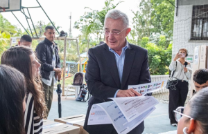 Expresidente Uribe destacó servicio de jurados de votación