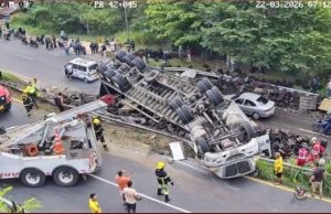 Reportan volcamiento de tractomula en salida del túnel del Boquerón