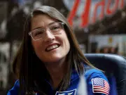 Cristina Koch, astronauta de la misión Artemis II, muestra los efectos que la microgravedad tiene en el cuerpo tras volver de la Luna